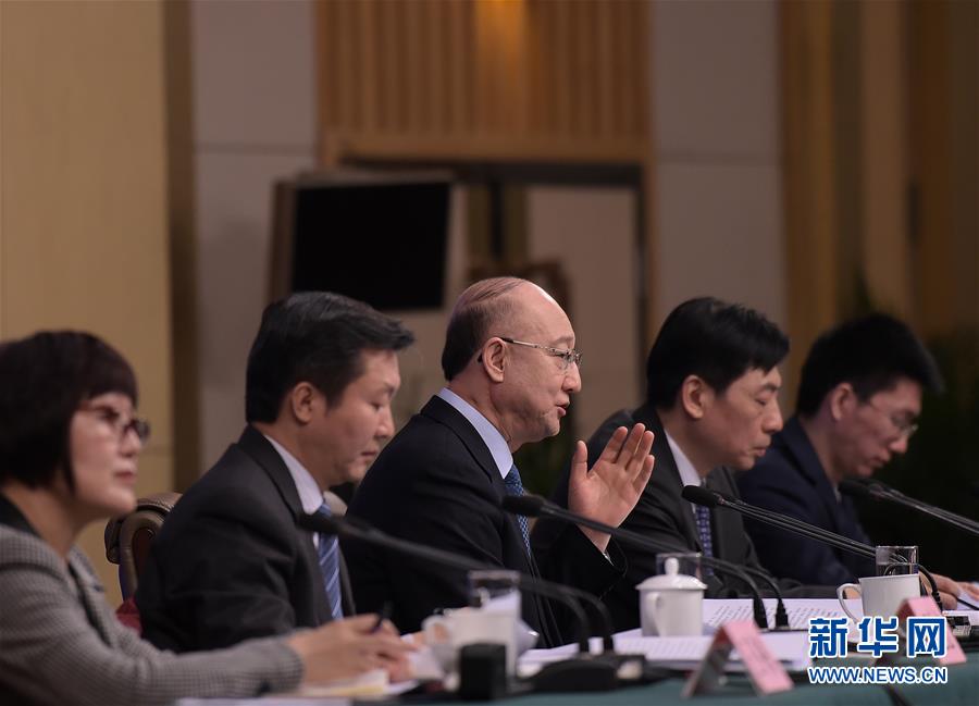 3月14日，十二届全国人大五次会议新闻中心举行记者会，邀请国家质检总局局长支树平、副局长兼国家认证认可监督管理委员会主任孙大伟、国家标准化管理委员会主任田世宏就“质量提升”的相关问题回答中外记者的提问。这是支树平（左三）在回答记者提问。新华社记者薛玉斌摄