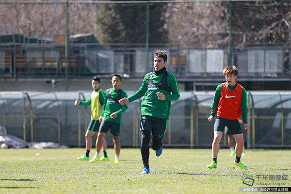 动图新闻|左一脚右一脚~蹦蹦跳跳来练球-千龙网·中国首都网