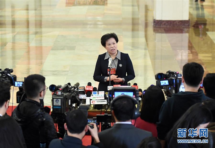 　3月15日，第十二届全国人民代表大会第五次会议在北京人民大会堂举行闭幕会。这是中国气象局局长刘雅鸣接受采访。 新华社记者 陈晔华 摄