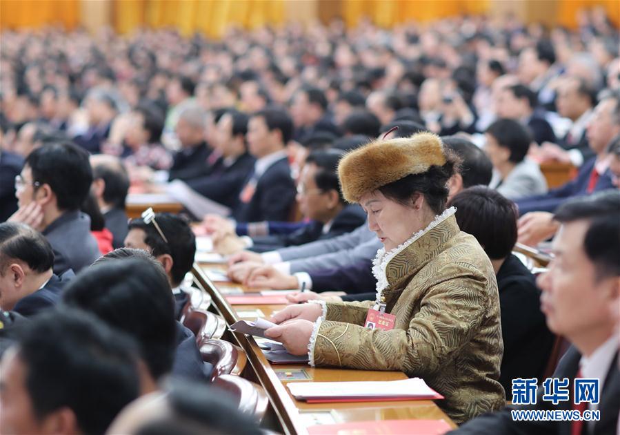 3月15日，第十二届全国人民代表大会第五次会议在北京人民大会堂举行闭幕会。这是代表在听会。 新华社记者丁林摄