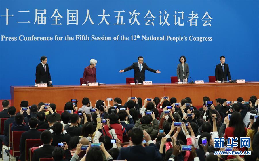 　　3月15日，国务院总理李克强在北京人民大会堂与中外记者见面，并回答记者提问。 新华社记者谢环驰摄