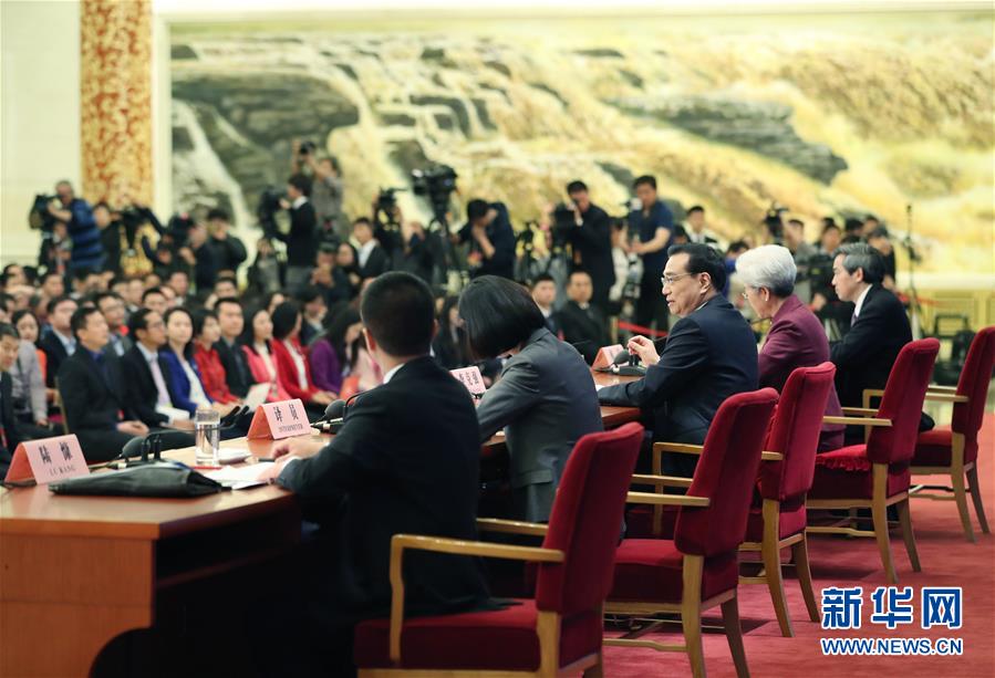 3月15日，国务院总理李克强在北京人民大会堂与中外记者见面，并回答记者提问。 新华社记者庞兴雷摄