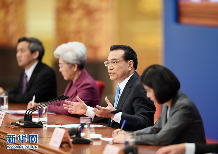 3月15日，国务院总理李克强在北京人民大会堂与中外记者见面，并回答记者提问。 新华社记者庞兴雷摄