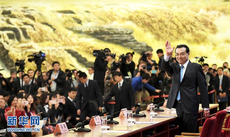 3月15日，国务院总理李克强在北京人民大会堂与中外记者见面，并回答记者提问。 新华社记者 赵颖全 摄