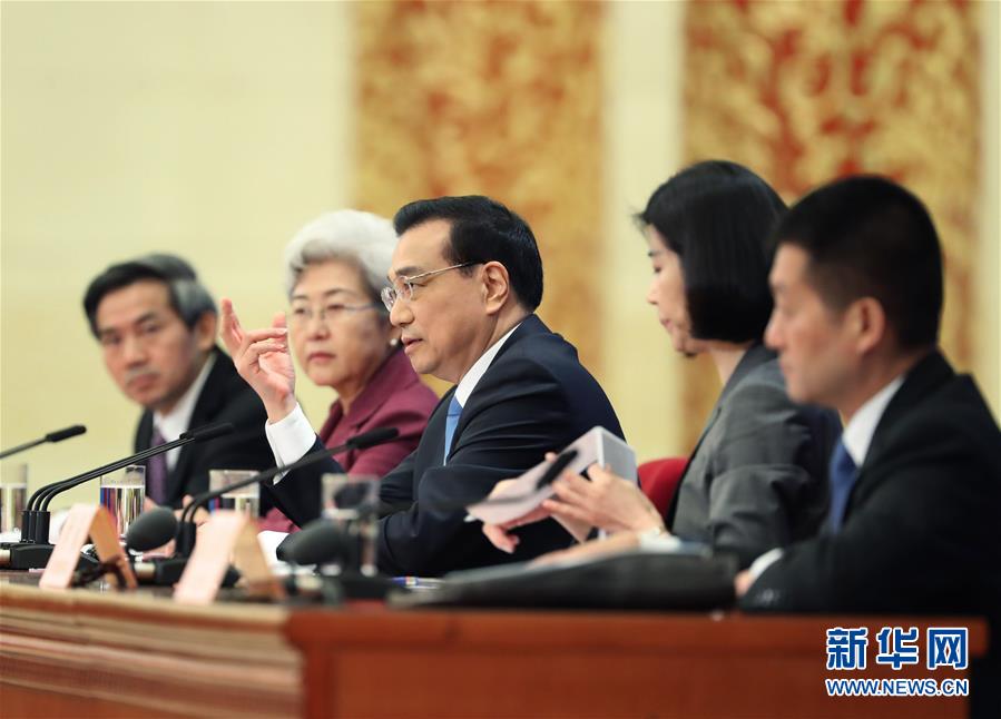 3月15日，国务院总理李克强在北京人民大会堂与中外记者见面，并回答记者提问。 新华社记者庞兴雷摄