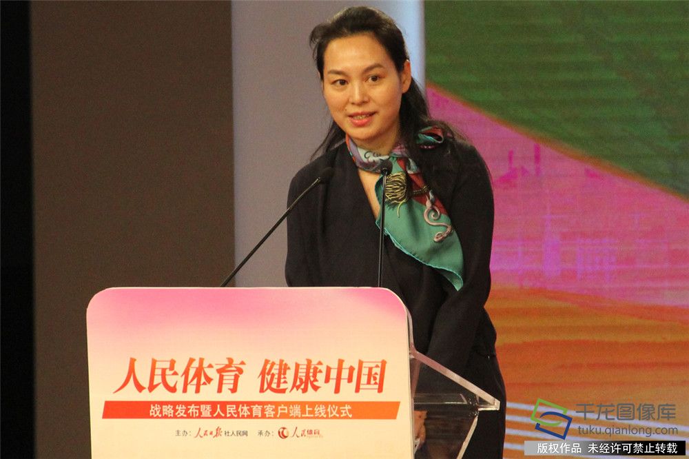 3月16日，在人民网&ldquo;人民体育&middot;健康中国&rdquo;战略发布暨人民体育客户端上线仪式上，中迹体育副总经理康娟介绍&ldquo;人民体育&middot;健康中国&rdquo;马拉松系列赛。千龙网记者 黄业摄