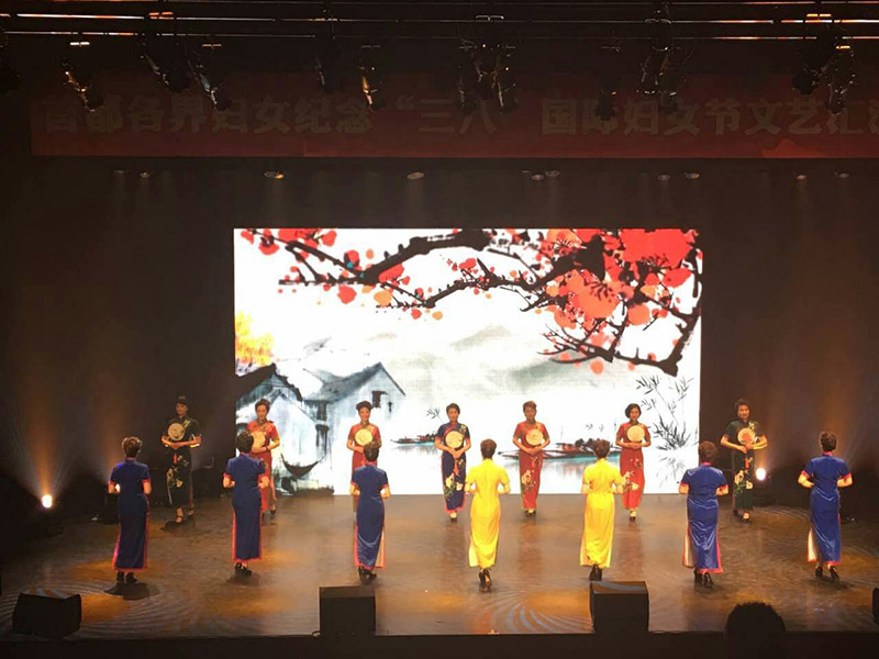 北京市纪念 三八 节文艺汇演举行旗袍秀展女性
