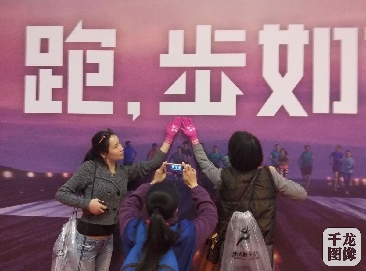 无锡马拉松的粉色左手手套，一直是跑者拍照的优先选择。