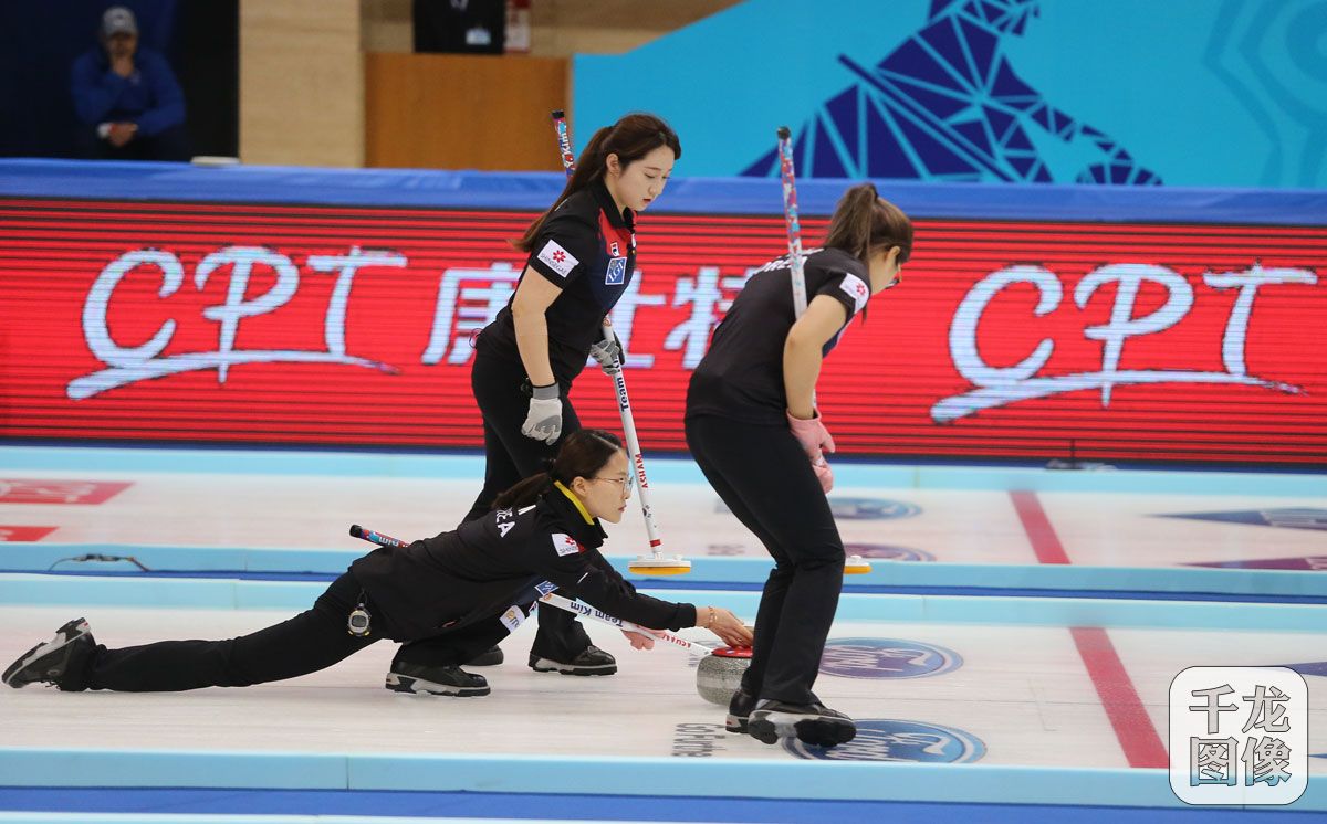 女子冰壶世锦赛中国首战不敌加拿大 苏格兰险
