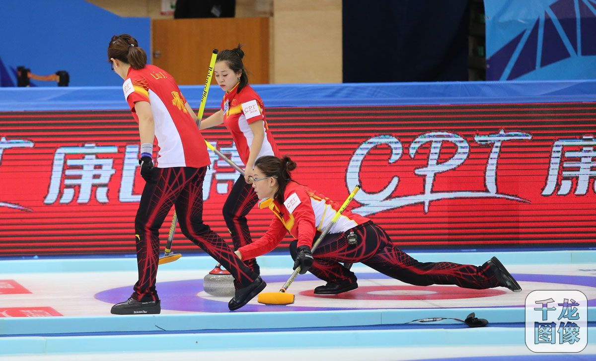 女子冰壶世锦赛中国首战不敌加拿大 苏格兰险