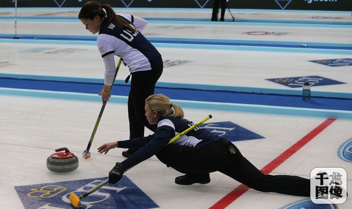 女子冰壶世锦赛中国首战不敌加拿大 苏格兰险