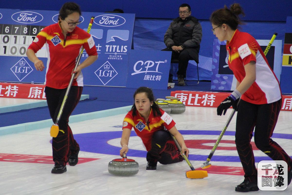 3月20日，2017年北京世界女子冰壶锦标赛进入第三天，中国队以7-6战胜老对手韩国队，取得了本届世锦赛的首场胜利。图为比赛精彩瞬间（7）。千龙网 黄业摄