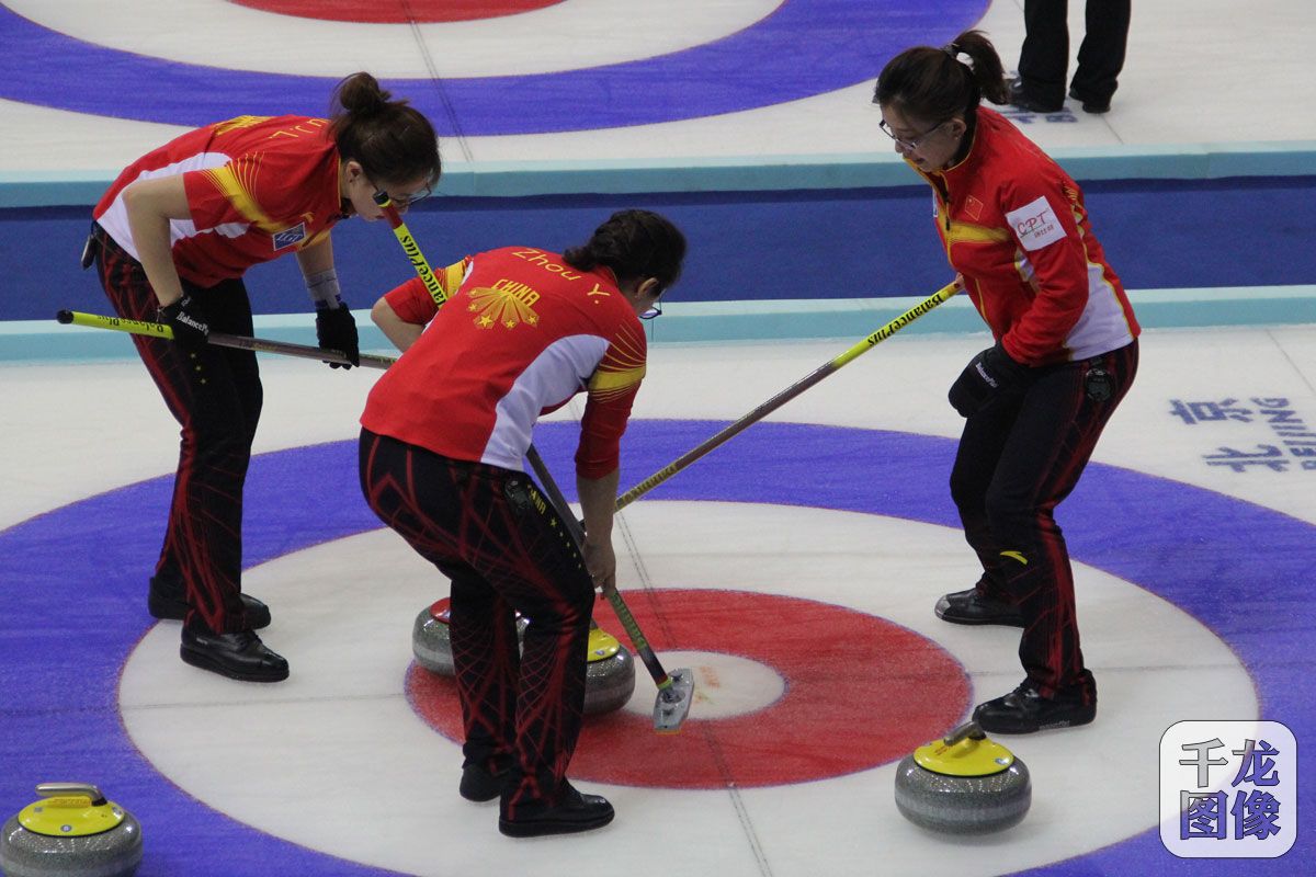3月20日，2017年北京世界女子冰壶锦标赛进入第三天，中国队以7-6战胜老对手韩国队，取得了本届世锦赛的首场胜利。图为比赛精彩瞬间。千龙网 黄业摄