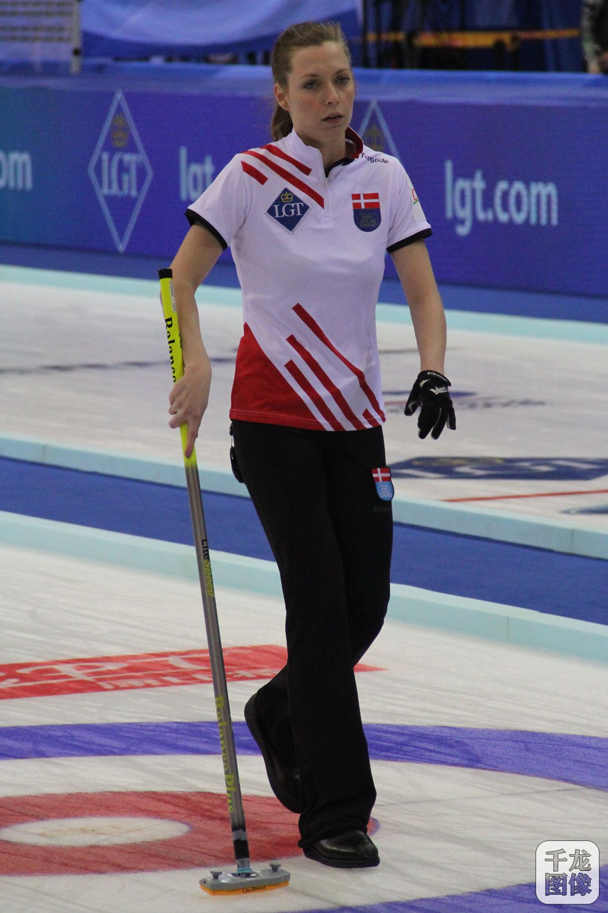 女子冰壶世锦赛竞争激烈 各国美女选手抢夺眼球(2)-千龙网·中国首都网