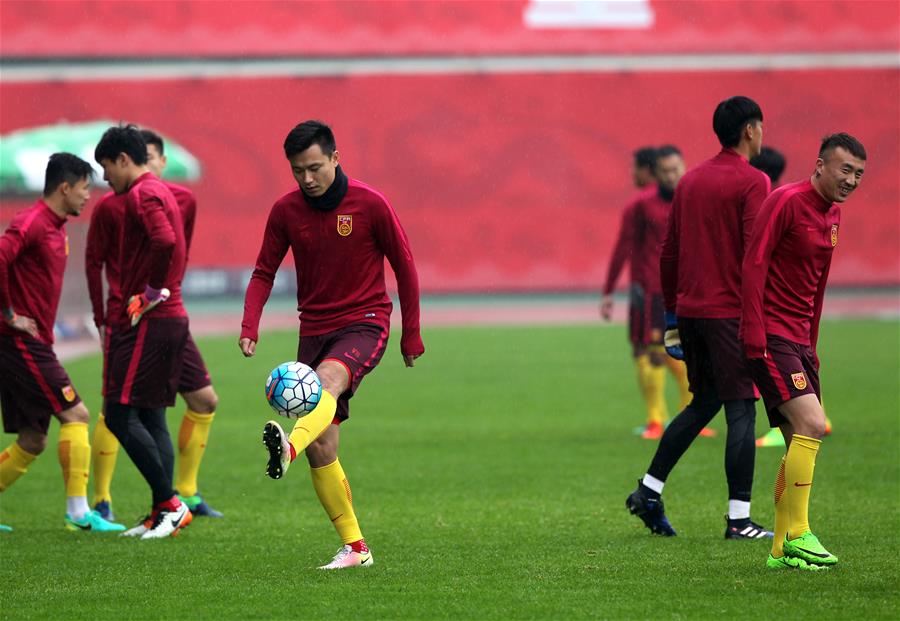 （体育）（1）足球&mdash;&mdash;世预赛：国足雨中备战中韩之战