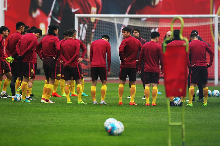 （体育）（2）足球&mdash;&mdash;世预赛：国足雨中备战中韩之战