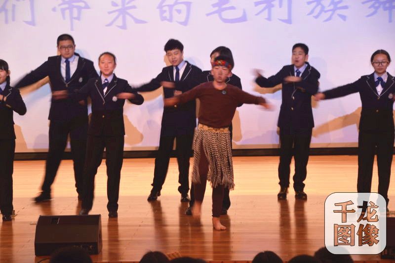 他们为大家表演了节奏强劲激昂、迸发着生命活力的毛利战舞，配以嘹亮高亢的毛利歌曲，仿佛将现场观众带入了毛利人真实的生活世界，把活动推向了高潮。