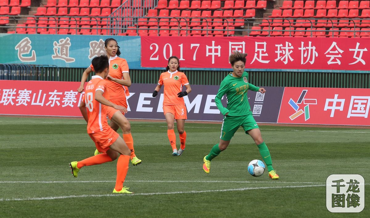 3月25日，中国足球协会女子足球超级联赛第二轮比赛打响，北控置业队客场挑战山东体彩队，经过90分钟激战双方0:0握手言和。图为双方比赛精彩瞬间。千龙网记者 戚连民摄