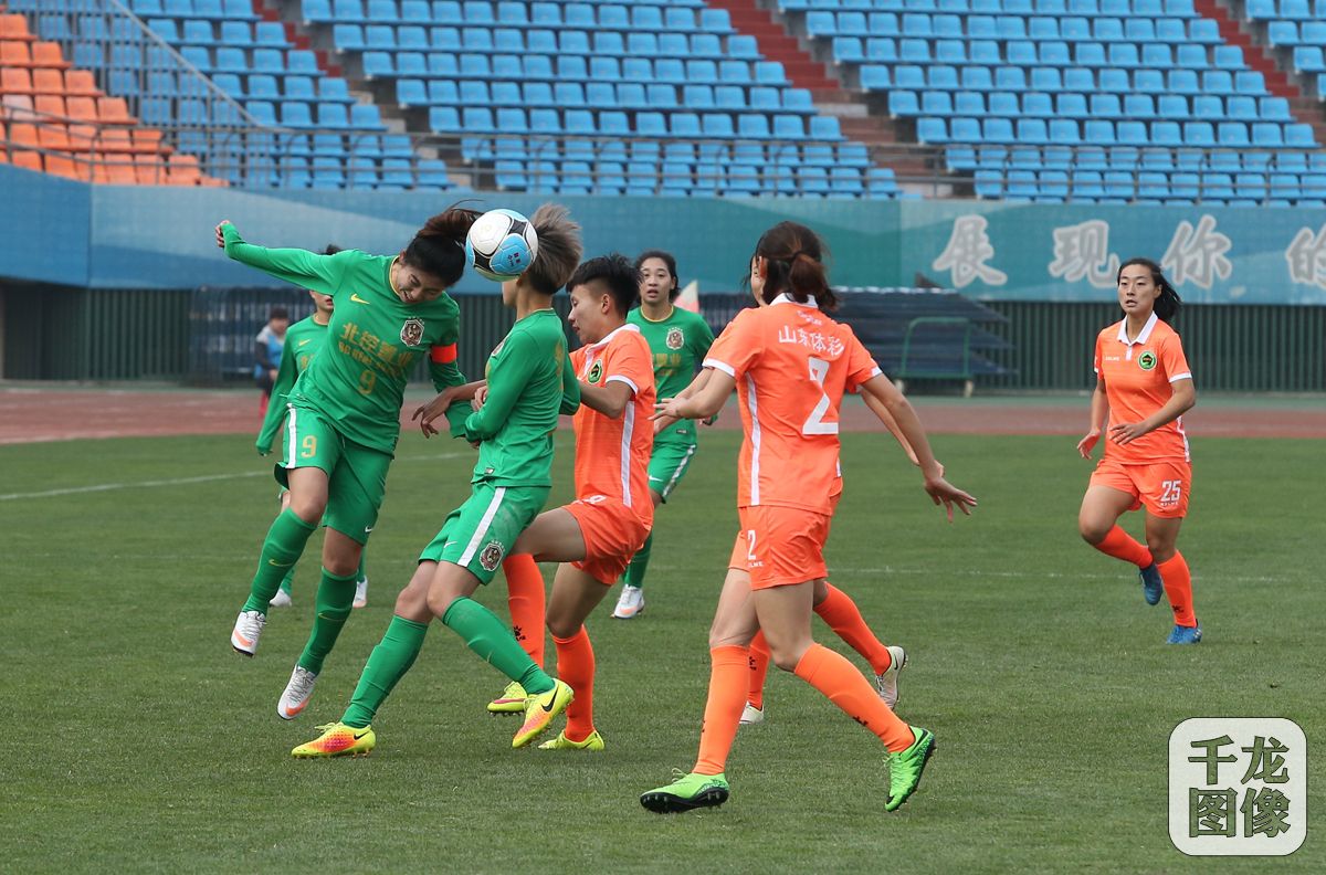 3月25日，中国足球协会女子足球超级联赛第二轮比赛打响，北控置业队客场挑战山东体彩队，经过90分钟激战双方0:0握手言和。图为双方比赛精彩瞬间。千龙网记者 戚连民摄