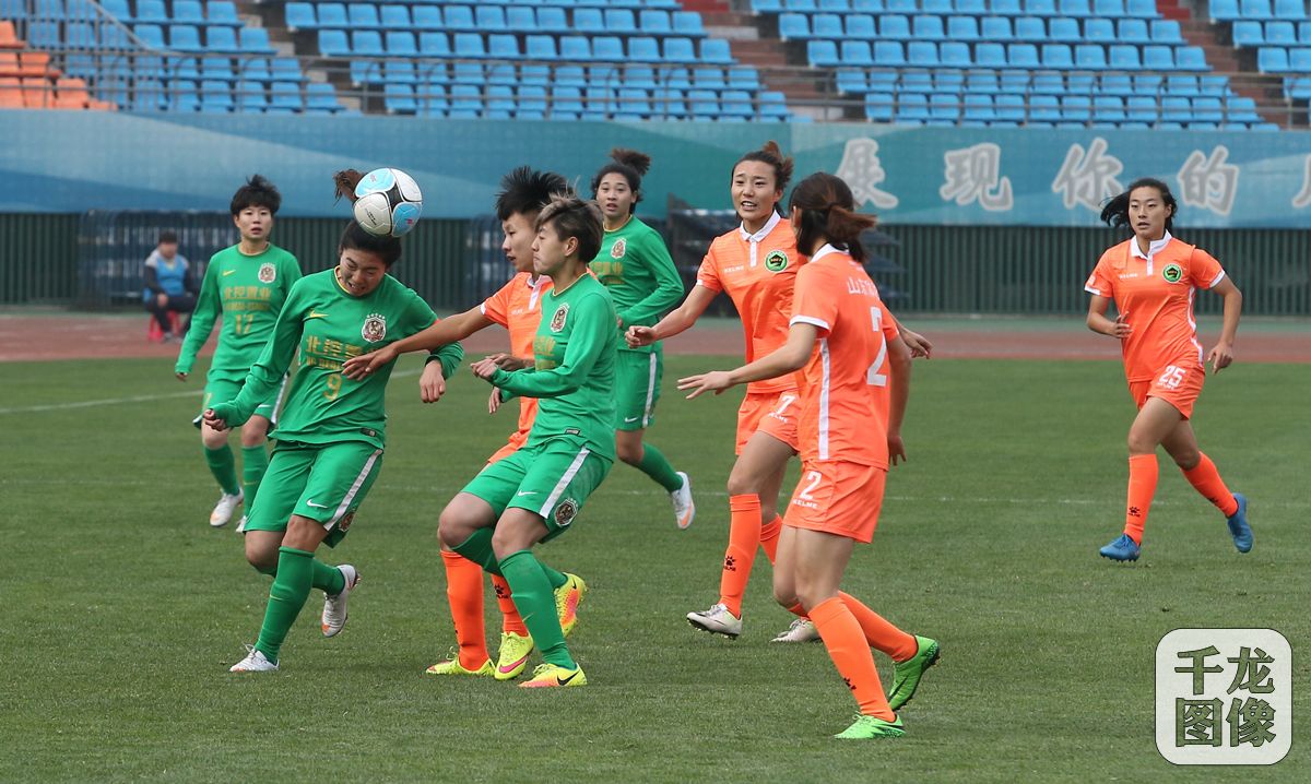3月25日，中国足球协会女子足球超级联赛第二轮比赛打响，北控置业队客场挑战山东体彩队，经过90分钟激战双方0:0握手言和。图为双方比赛精彩瞬间。千龙网记者 戚连民摄