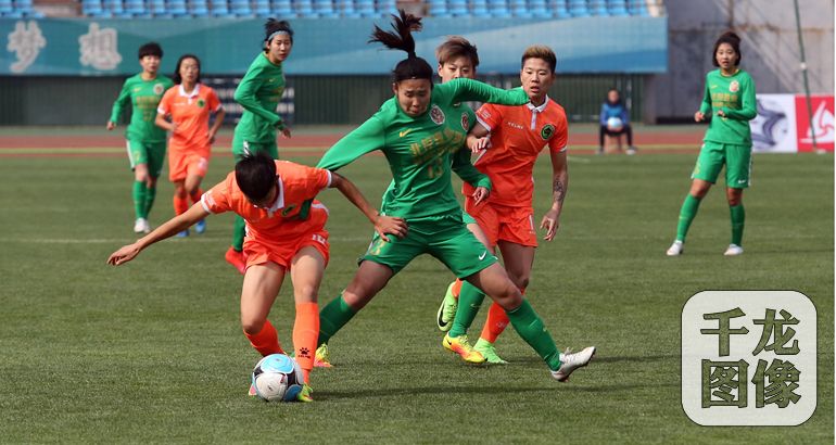 3月25日，中国足球协会女子足球超级联赛第二轮比赛打响，北控置业队客场挑战山东体彩队，经过90分钟激战双方0:0握手言和。图为双方比赛精彩瞬间。千龙网记者 戚连民摄