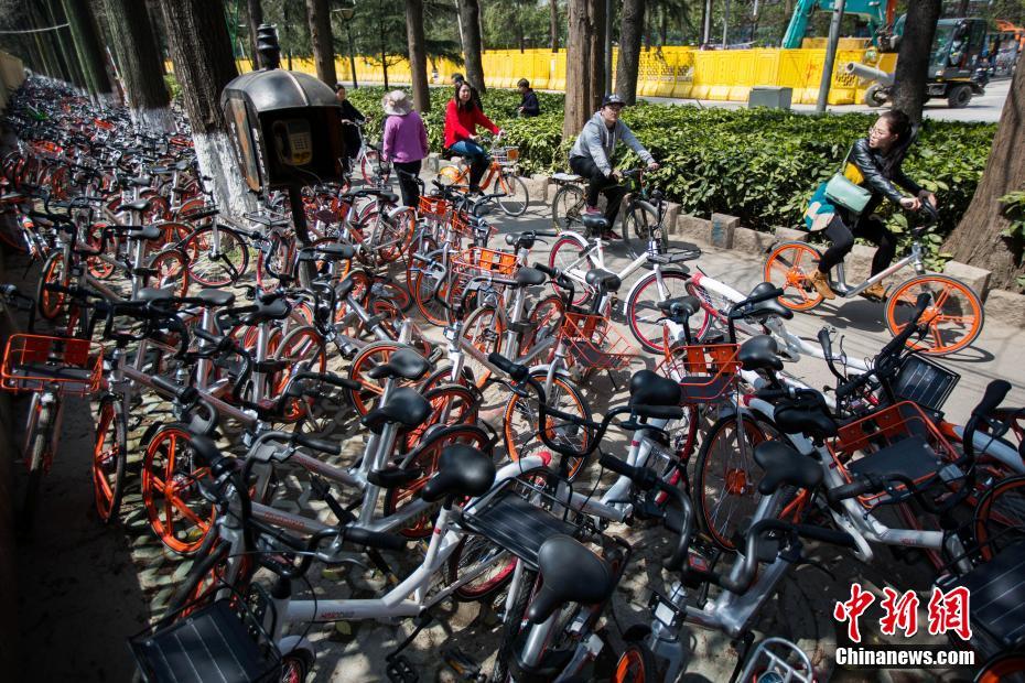 南京一慢车道遭遇共享单车占领(3)-千龙网·