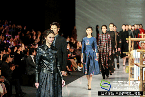 动图新闻|深山的绣娘如何掀起布依文化风-千