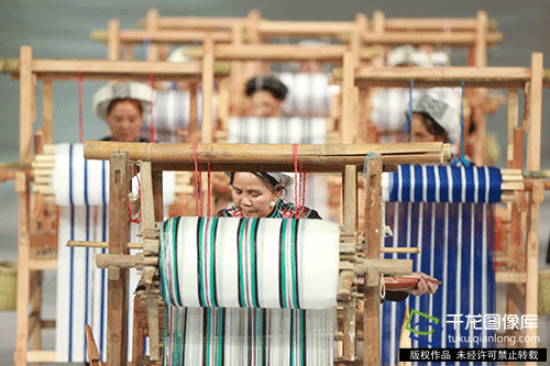 动图新闻|深山的绣娘如何掀起布依文化风-千