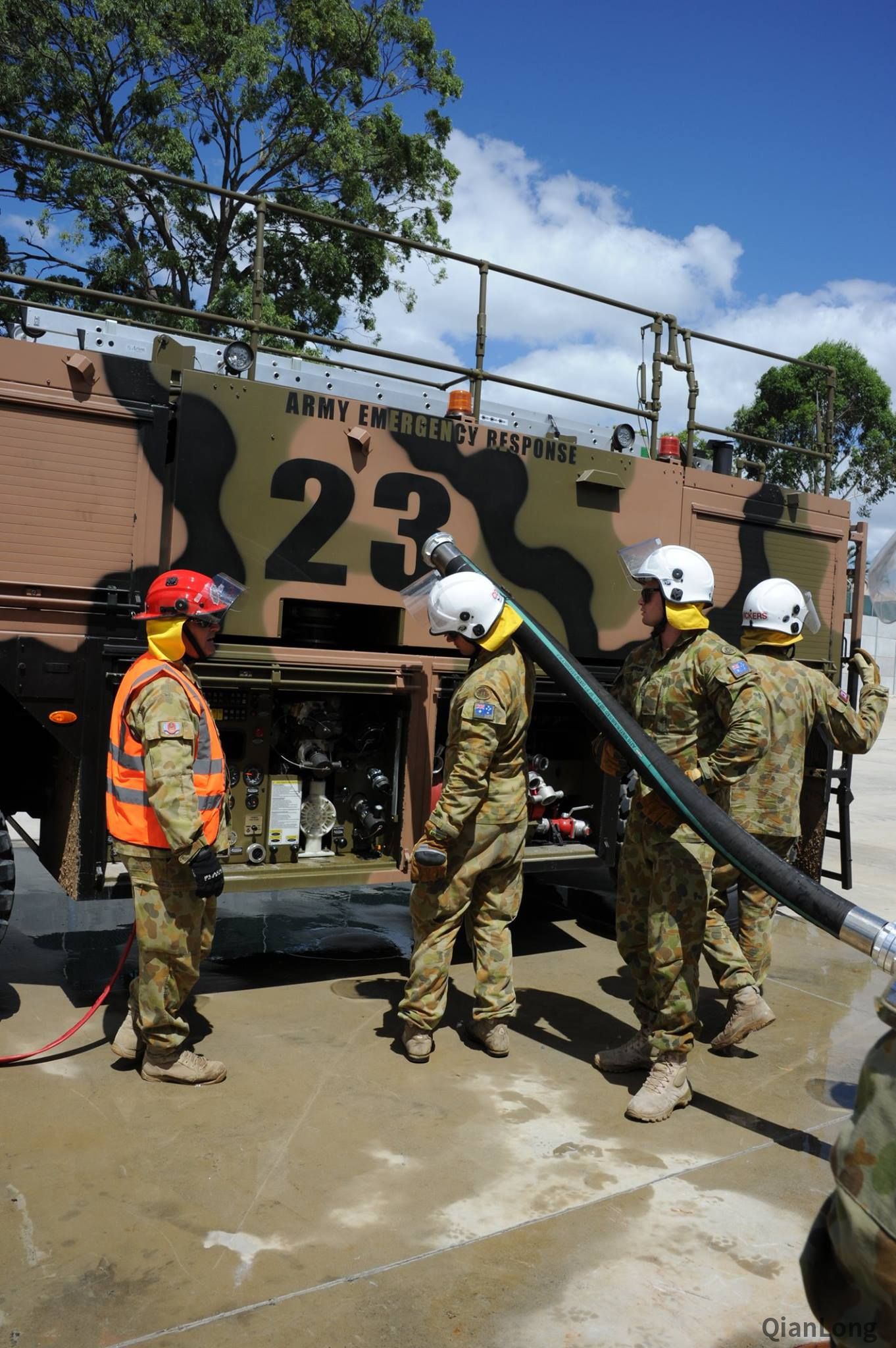 澳大利亚工兵们的新装备 装了高压水枪的消防