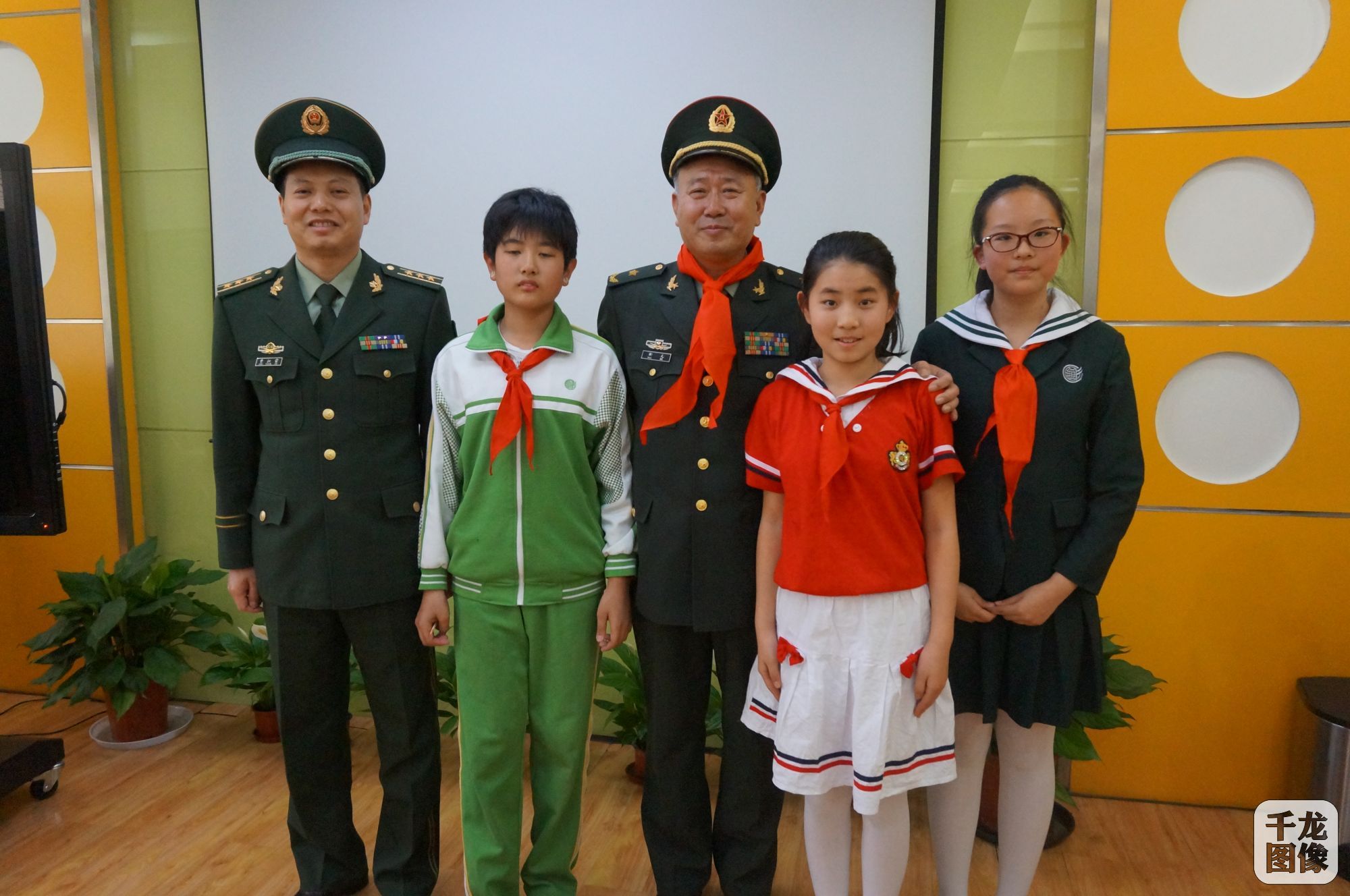 世纪小学小记者和陶克将军合影