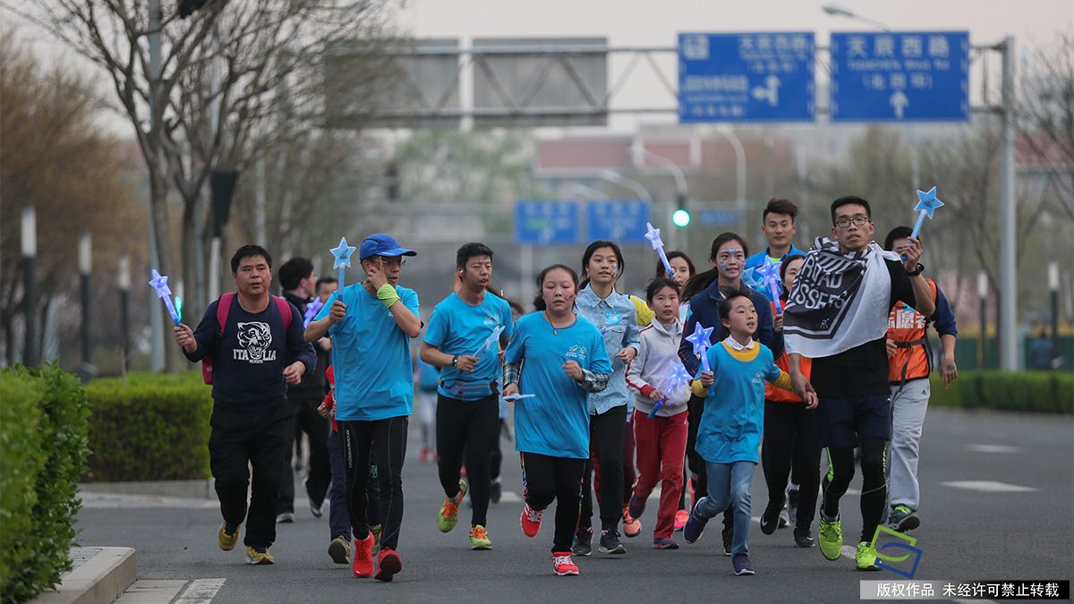 水立方为自闭症群体 点亮蓝灯(3)-千龙网·中