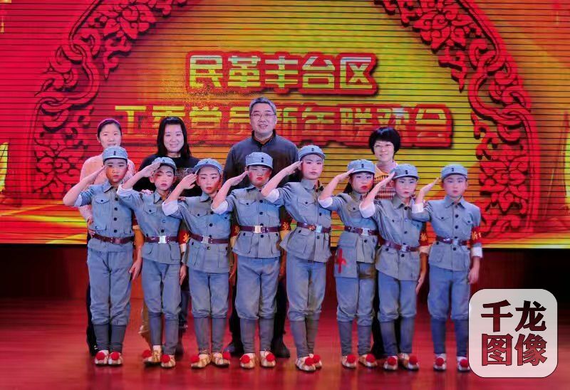 校长与小演员们在一起