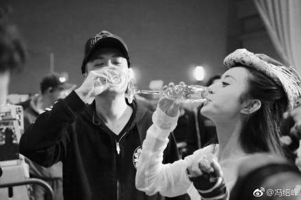 好酒量!《女儿国》赵丽颖冯绍峰杀青豪放拼酒