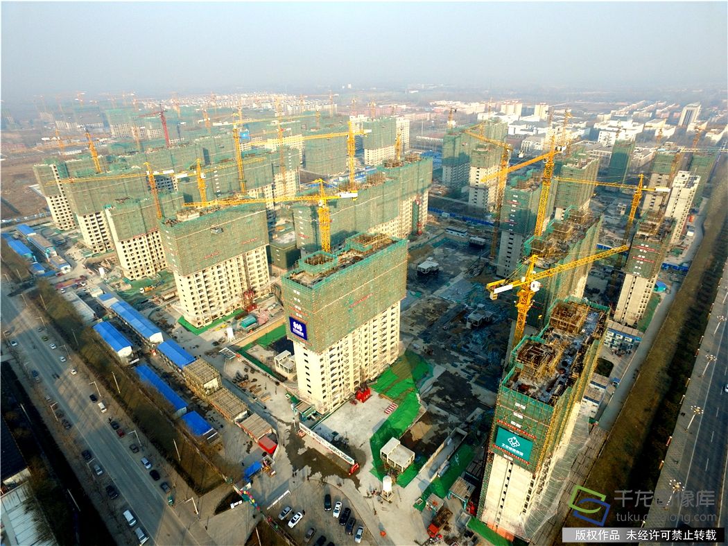 近日,记者从北京城建集团承建北京新机场安置房榆垡3标段工程项目部了解到,由该公司负责建设的22万平米新机场安置房已完成所有主体结构收尾工作,目前已进入装饰装修及各专业施工阶段新机场安置安房俯视图