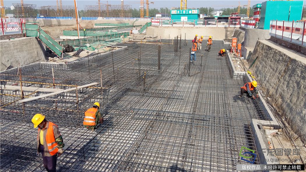 近日，记者从北京城建集团承建北京新机场安置房榆垡3标段工程项目部了解到，由该公司负责建设的22万平米新机场安置房已完成所有主体结构收尾工作，目前已进入装饰装修及各专业施工阶段。图为施工过程掠影