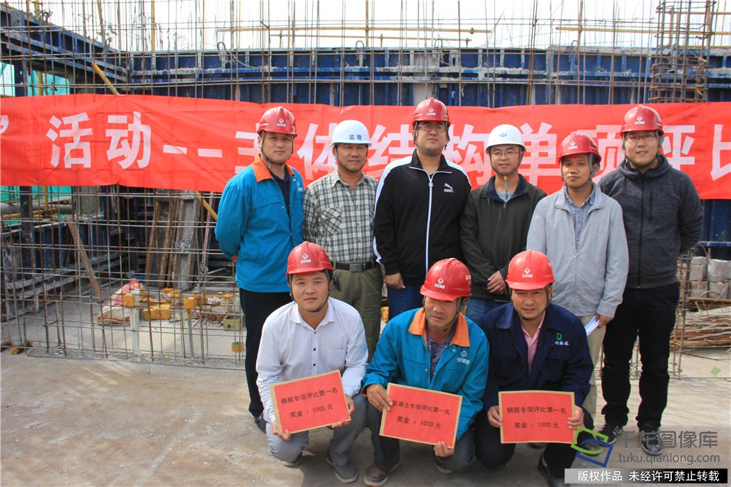 近日，记者从北京城建集团承建北京新机场安置房榆垡3标段工程项目部了解到，由该公司负责建设的22万平米新机场安置房已完成所有主体结构收尾工作，目前已进入装饰装修及各专业施工阶段。图为主体结构单项评比获奖团队合影