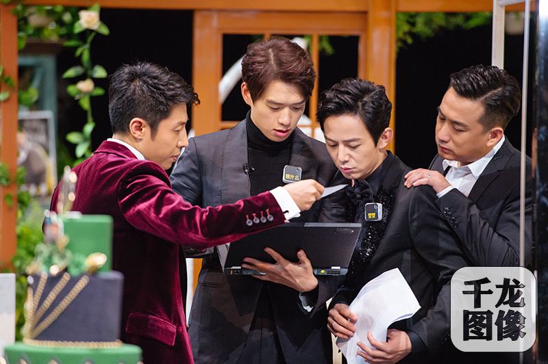 《明星大侦探》收官夜导演离奇死亡 黄磊砸重