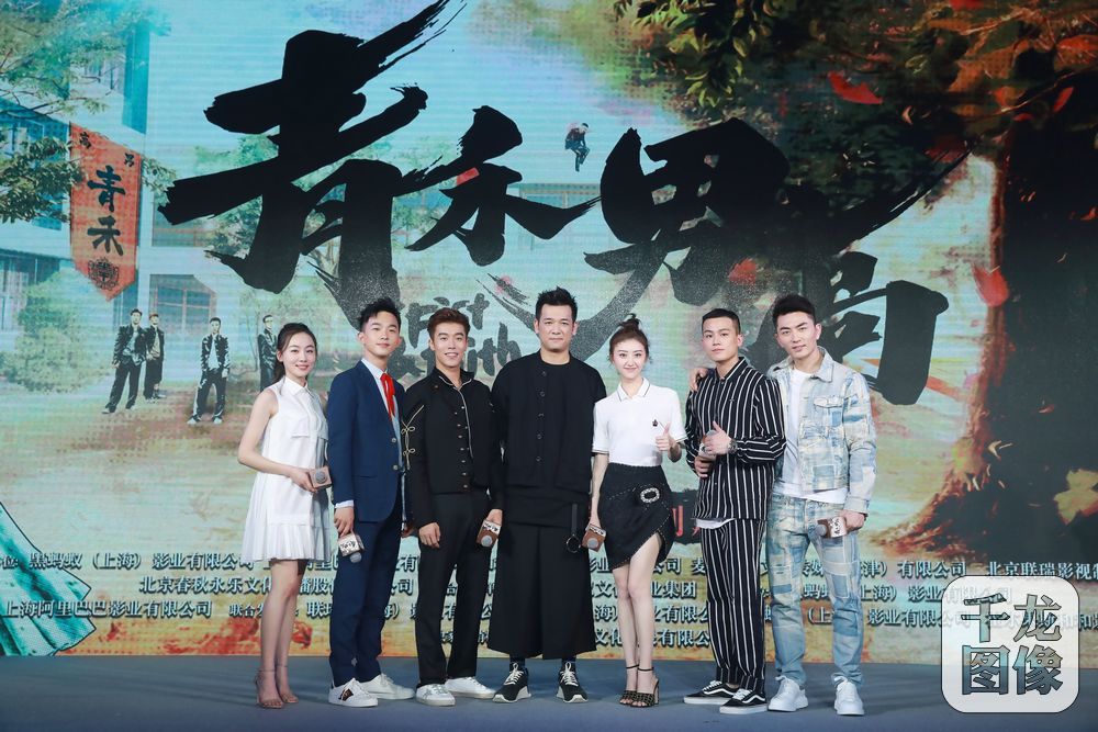 图片由宣传方提供 千龙网讯 4月14日,由钮承泽监制、蒋卓原执导的青春动作电影《青禾男高》在北京举行“校门口见”发布会。导演蒋卓原携演员景甜、欧豪、张宁江、周游、丁冠森、夏恩亮相,并首度曝光了“放学别走”版先导预告片。预告片中,景甜饰演的柳禾老师回眸惊艳,欧豪带领一众同学酣战的激烈场面让人体验到不同以往的热血青春。发布会上导演蒋卓原坦言:“这次要讲的是关于另类‘学霸’的青春故事,霸道的‘学渣’故事