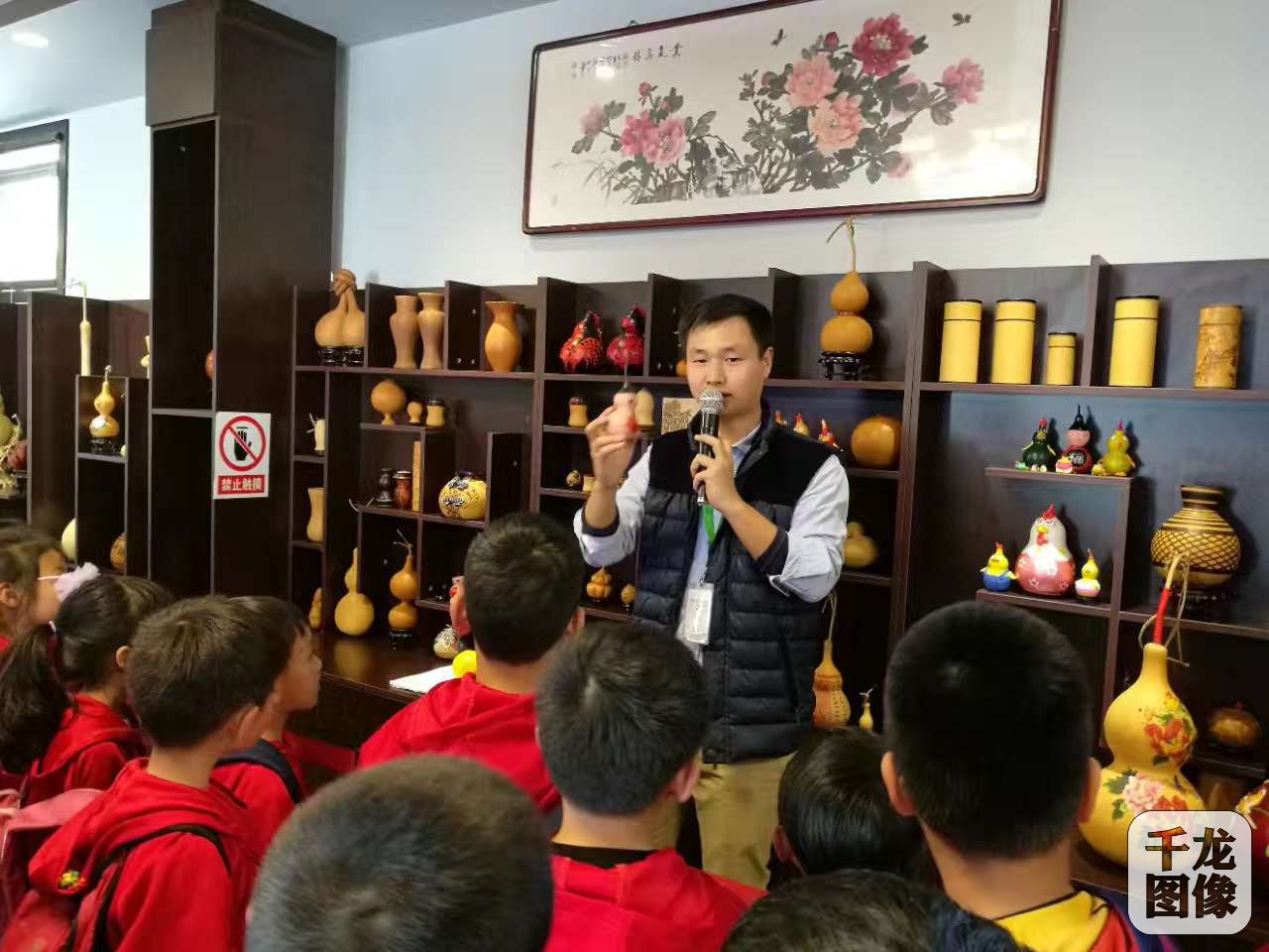 4葫芦廉老师为学生讲解葫芦造型艺术