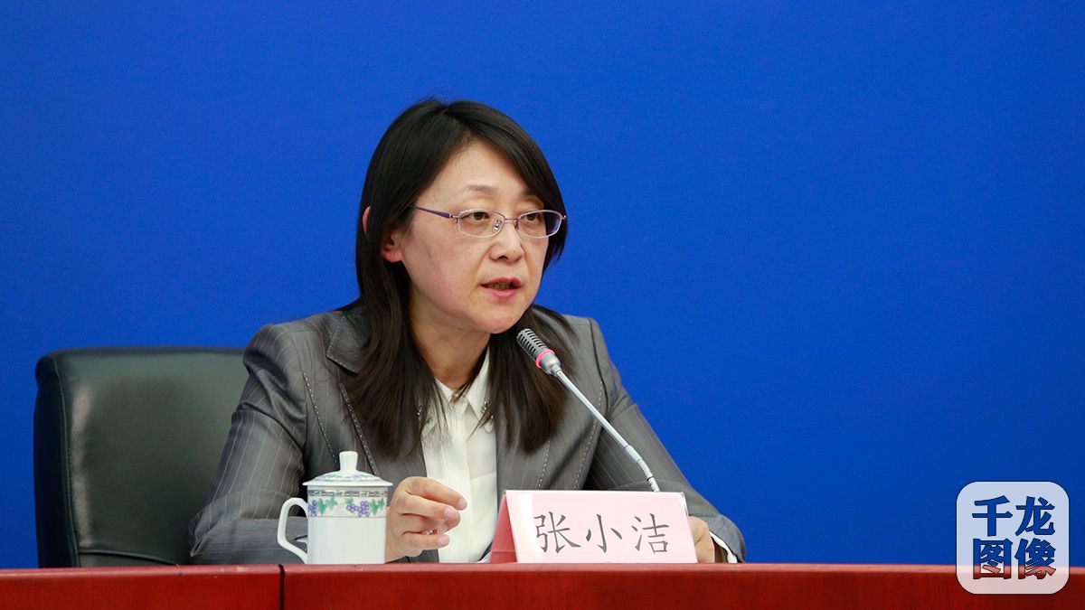 北京市统计局社会科技处处长张小洁答记者问。