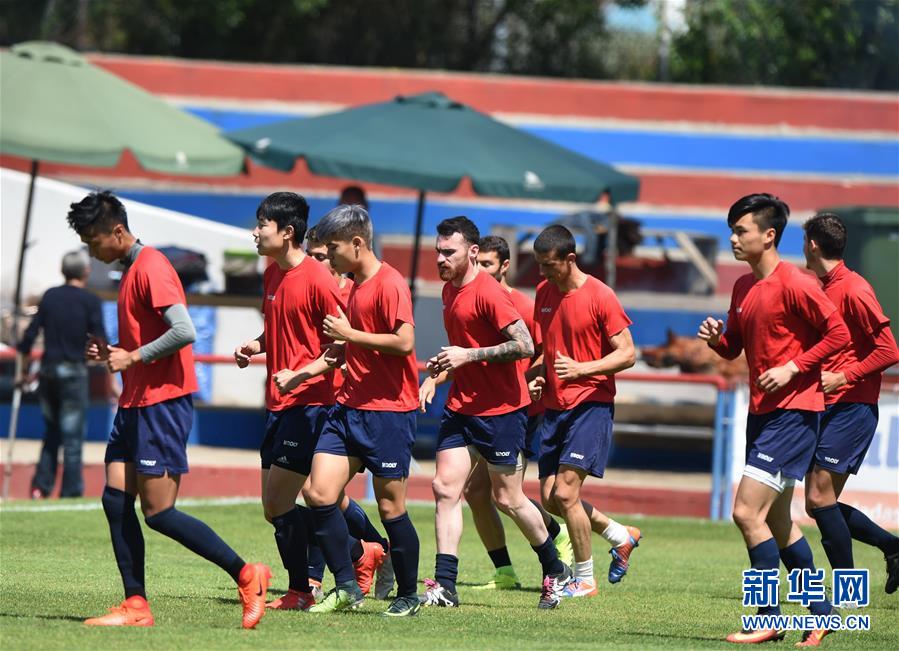 （体育）（2）足球&mdash;&mdash;在葡萄牙托里什人队训练的中国小球员