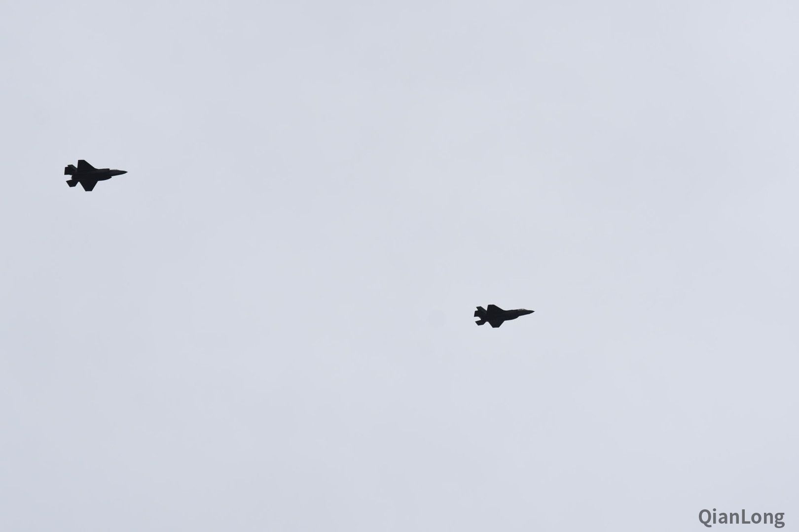 美军F-35A战斗机飞抵爱沙尼亚 刚到英国之后就