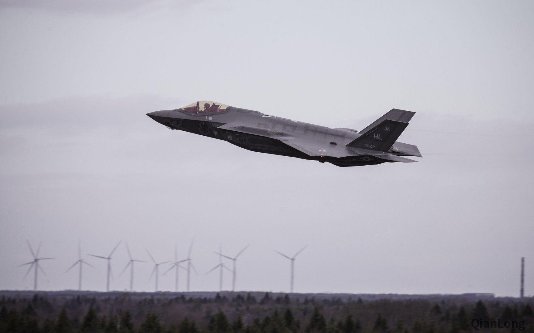 美军F-35A战斗机飞抵爱沙尼亚 刚到英国之后就