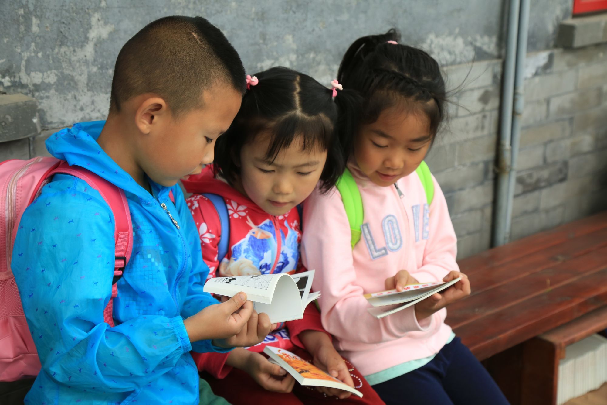 32-幼儿园小朋友阅读小儿书（沈延华）