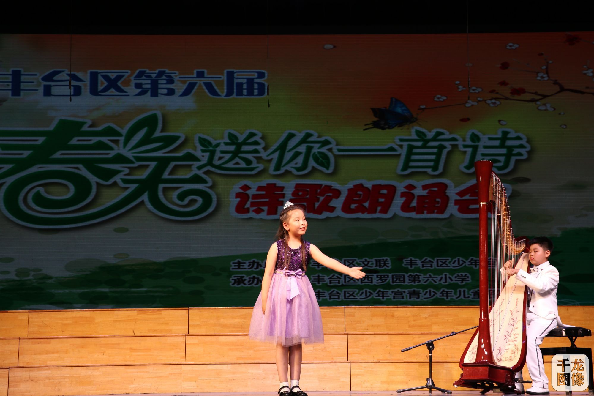 舞台上，六小的同学们精神饱满，衣着漂亮，绘声绘色地朗诵着诗词名篇，时而悠扬婉转，时而慷慨激昂。