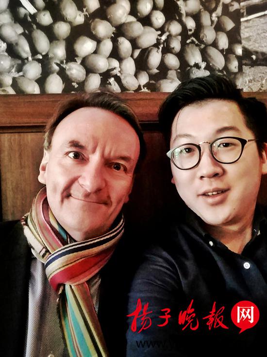 图2与国际级钢琴家Stephen Hough合影。 
