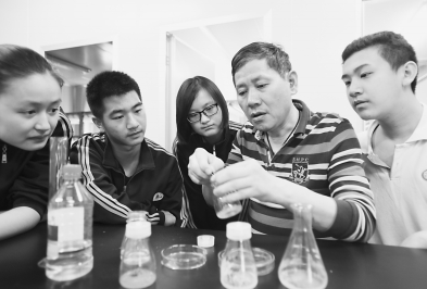 把生物课上进网吧 老师教学生