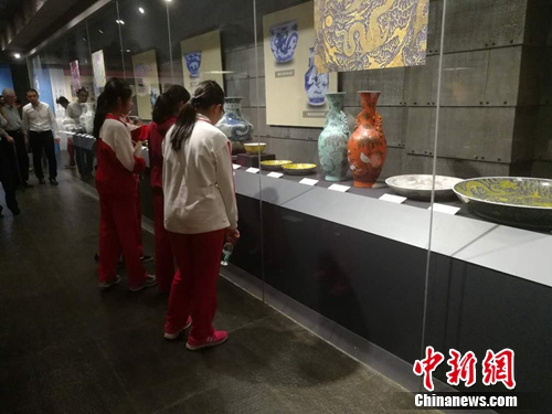 参观者认真观赏展品。上官云 摄