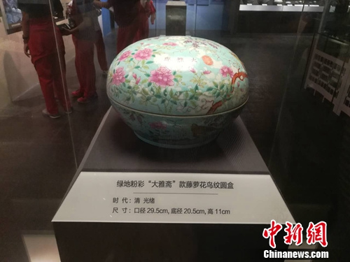 展出的绿地粉彩“大雅斋”款藤萝花鸟纹圆盒。上官云 摄