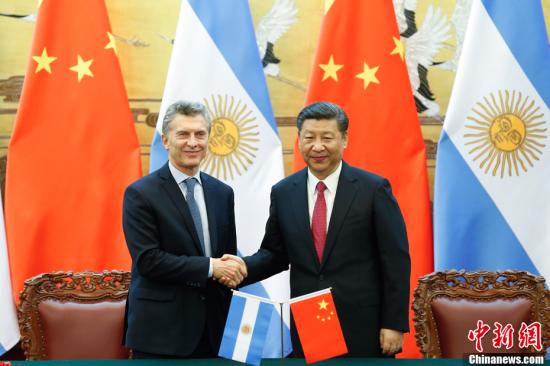 5月17日，中国国家主席习近平在北京人民大会堂同阿根廷总统马克里举行会谈。会谈后，双方发表了《中华人民共和国和阿根廷共和国联合声明》。两国元首共同见证了教育、文化、农业、质检、体育、投资、能源、铁路和金融等领域双边合作文件的签署。<a target='_blank' href='http://www.chinanews.com/'>中新社</a>记者 盛佳鹏 摄